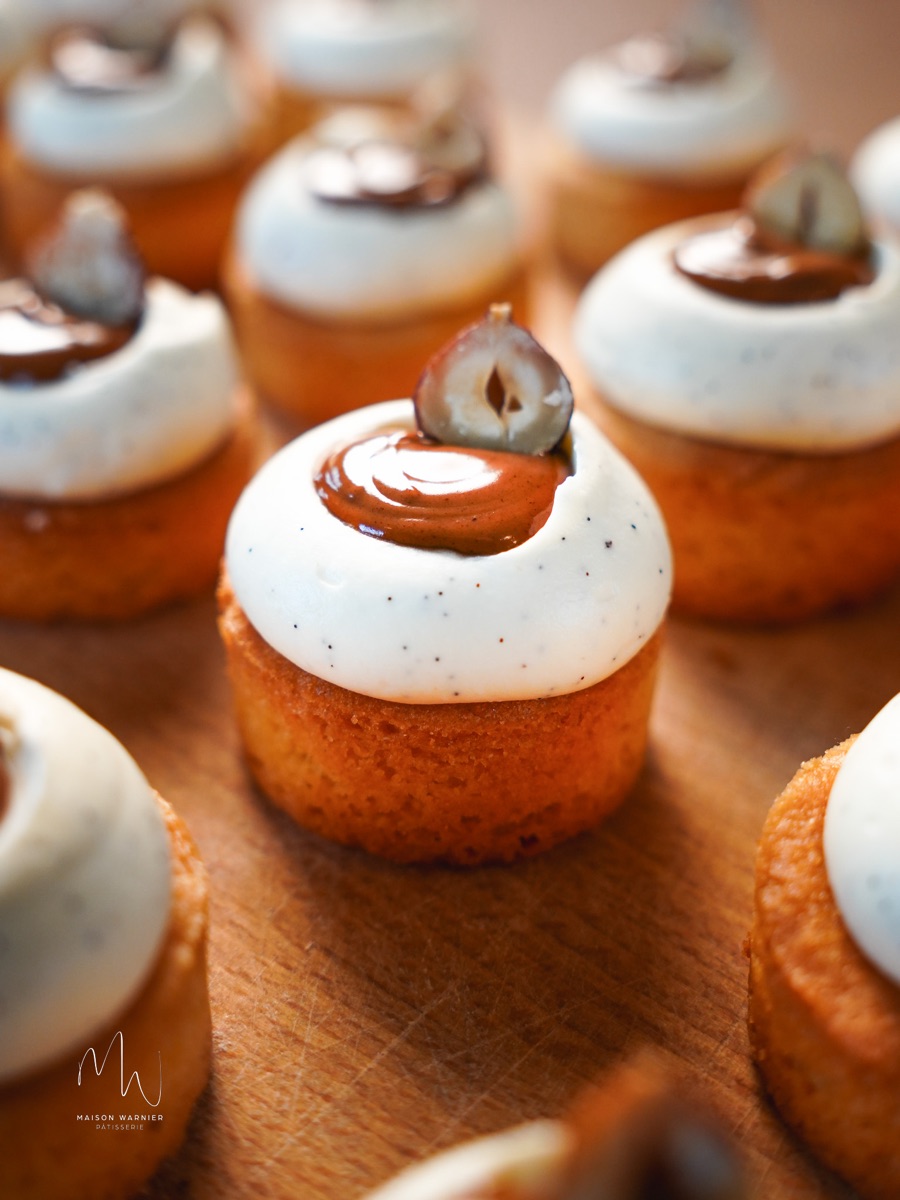 Financier surmonté de crème vanille et d'un cœur de praliné noisette