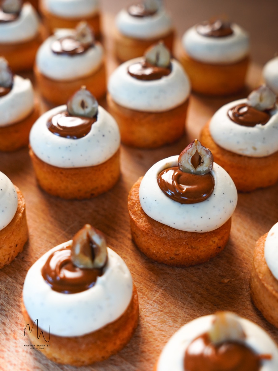 Rangées de financiers au praliné alignés sur une planche